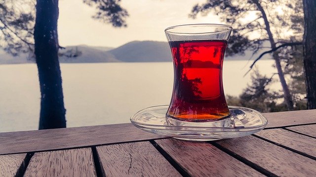Tout sur le thé turc : la boisson nationale de Turquie (et ses bénéfices)