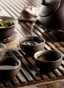 Mesurer le thé en vrac à l'aide d'un service à thé