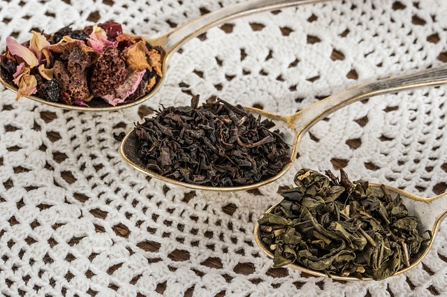 Guide du Thé Noir du Yunnan: Bienfaits, Caféine, où Acheter
