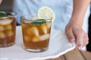 11 Recettes de Thé Glacé Alcoolisé (rafraîchissantes et faciles)